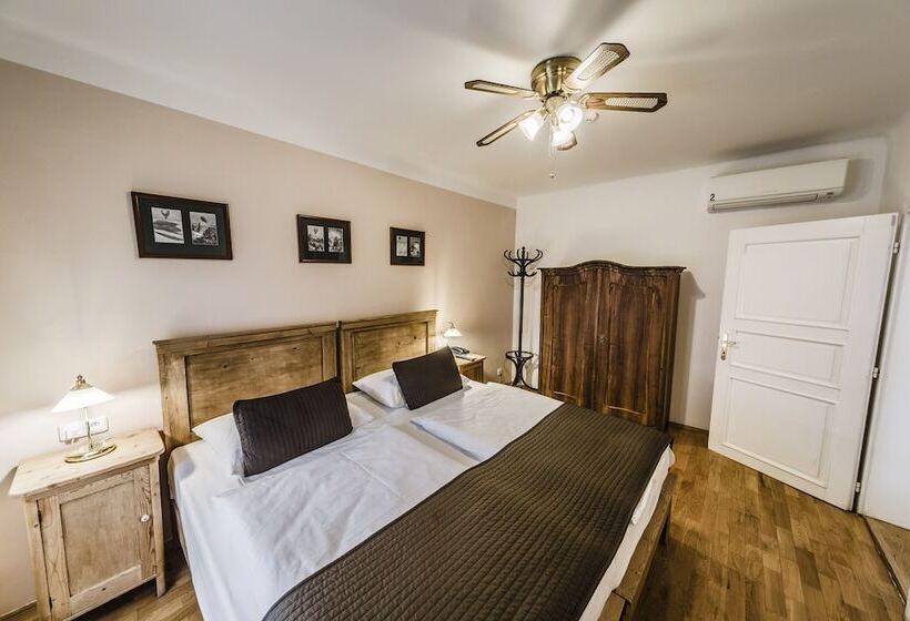 اتاق استاندارد چهار تخته, Archibald At The Charles Bridge