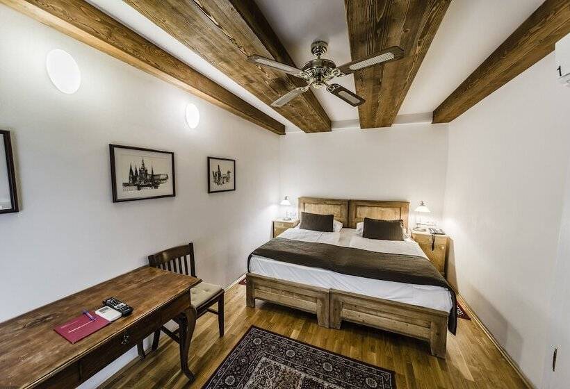 اتاق استاندارد چهار تخته, Archibald At The Charles Bridge