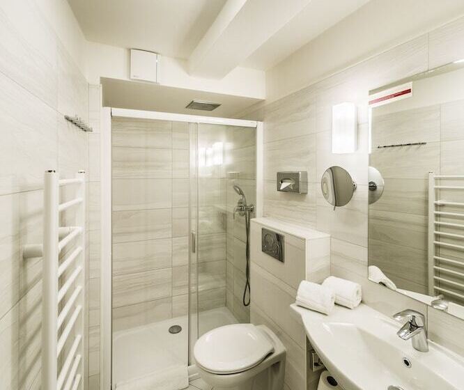 اتاق استاندارد سه نفره, Archibald At The Charles Bridge