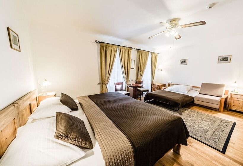 اتاق استاندارد سه نفره, Archibald At The Charles Bridge