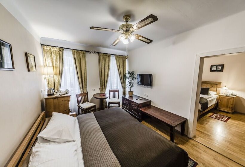 اتاق استاندارد چهار تخته, Archibald At The Charles Bridge