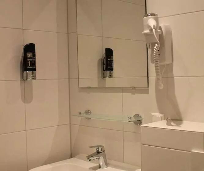 اتاق استاندارد چهار تخته, Aston City