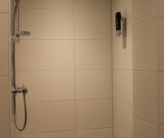 اتاق استاندارد چهار تخته, Aston City