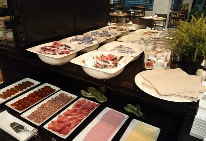 سوییت جونیور, Azz Asturias Langrehotel & Spa