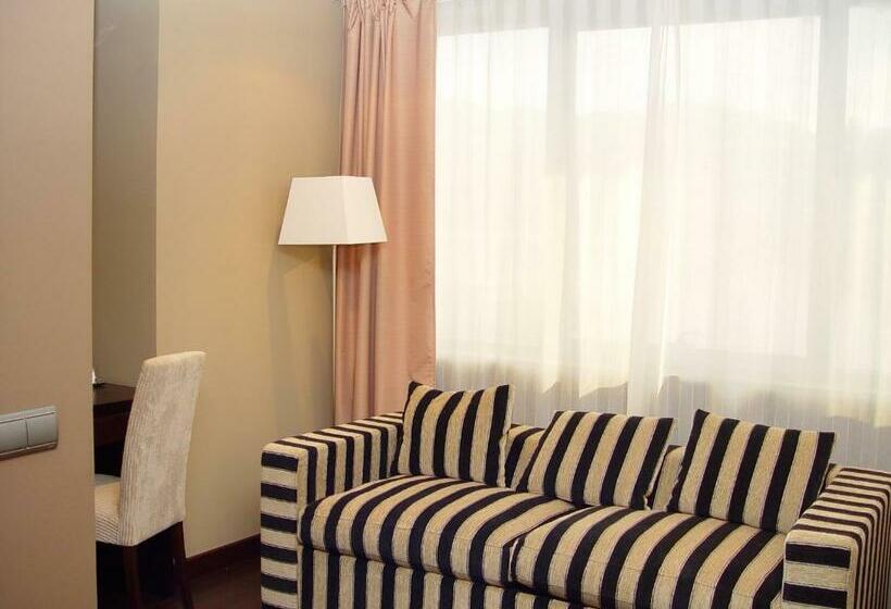 سوییت جونیور, Azz Asturias Langrehotel & Spa