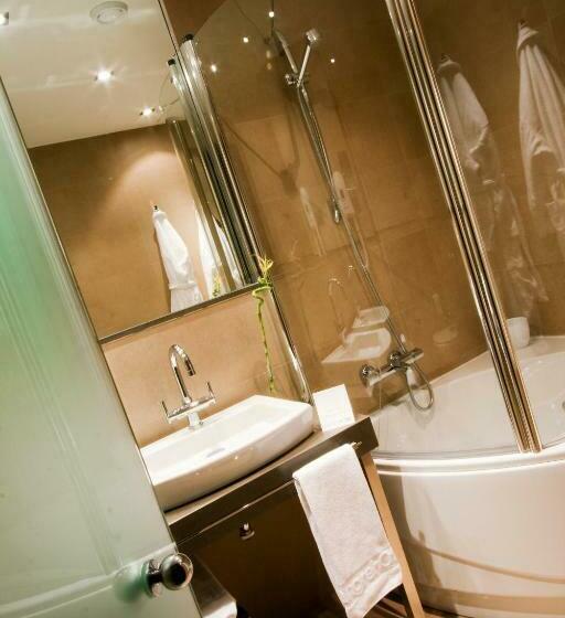 سوییت جونیور, Azz Asturias Langrehotel & Spa