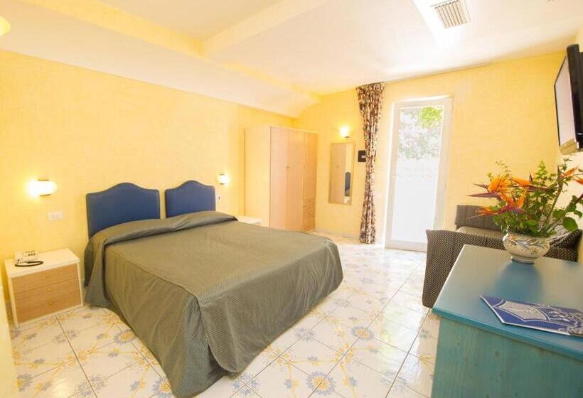 חדר סטנדרט לארבעה, L'approdo