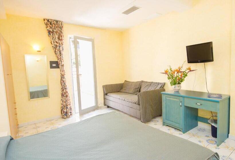 חדר סטנדרט לארבעה, L'approdo