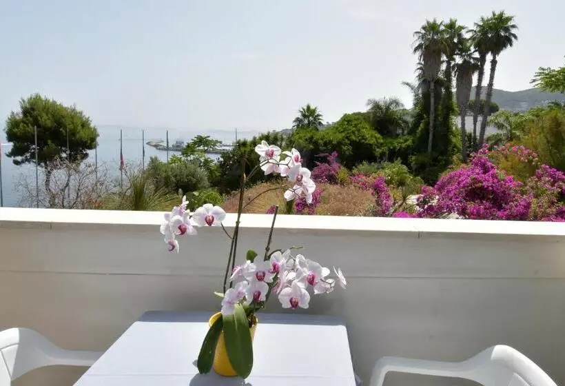 Triple Room Sea View, L'approdo