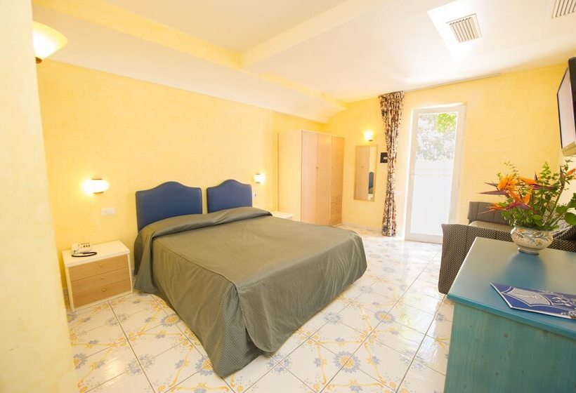 חדר סטנדרט לשלושה, L'approdo