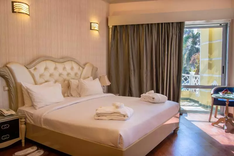 اتاق لوکس, Paradise Inn Beach Resort