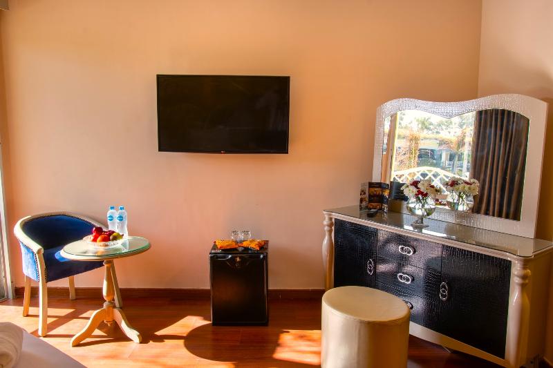 اتاق لوکس, Paradise Inn Beach Resort