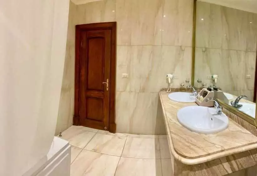 سوییت خانوادگی, Paradise Inn Beach Resort