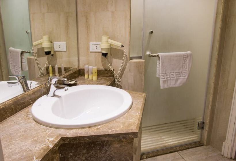 اتاق لوکس, Paradise Inn Beach Resort