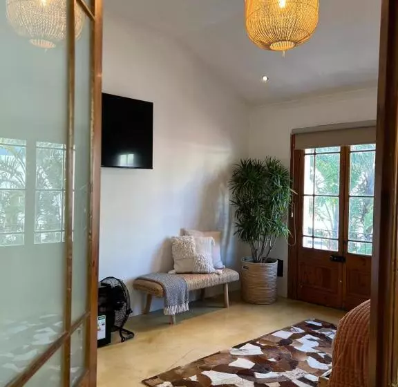 コンフォートルーム, Sweet Orange Guest House