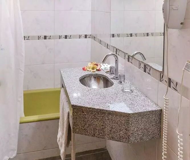 اتاق استاندارد سه نفره, Traful