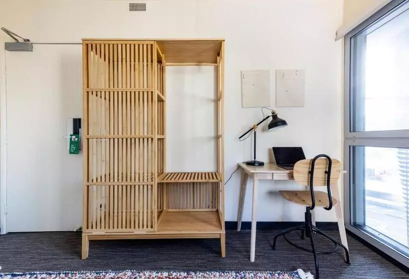 اتاق استاندارد, Selina Brisbane