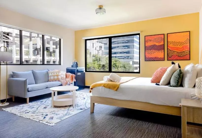 سوییت, Selina Brisbane