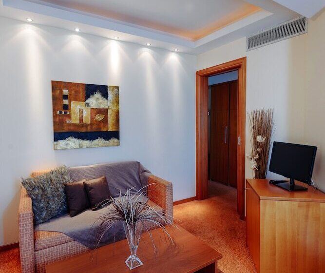 جناح ذو إطلالة, Athens Mirabello