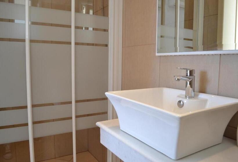 اتاق لوکس, Brothers