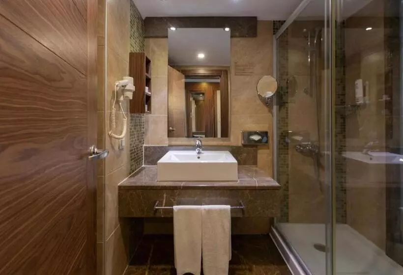 سوییت خانوادگی, Kolin Hotel Spa & Convention Center