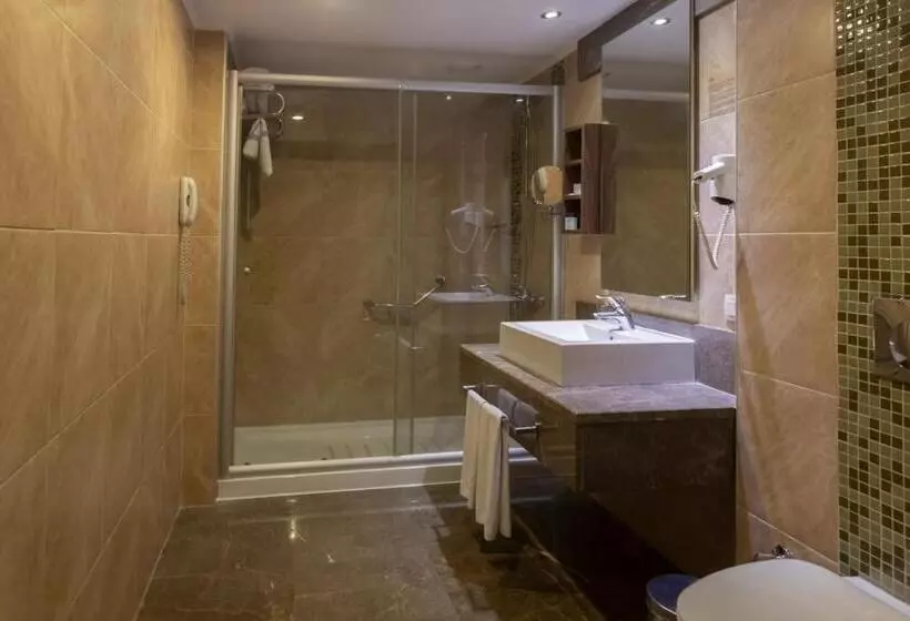 اتاق خانوادگی با چشم‌انداز کوه, Kolin Hotel Spa & Convention Center