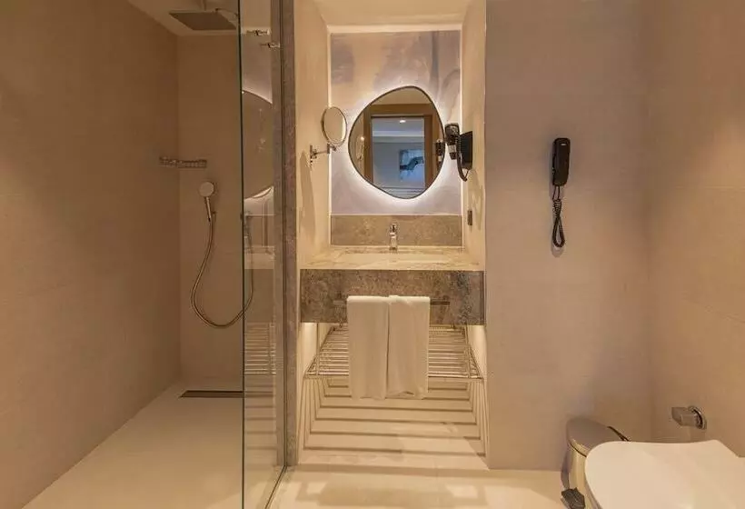 اتاق لوکس با چشم‌انداز باغ, Kolin Hotel Spa & Convention Center