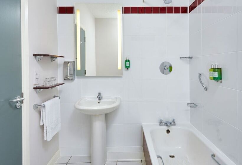 标准间, Leonardo Milton Keynes