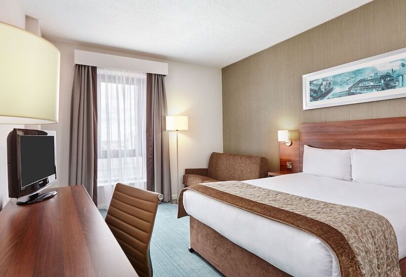 标准间, Leonardo Milton Keynes