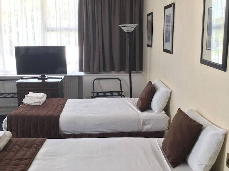 Номер Стандарт, Ramada By Wyndham Crawley Gatwick