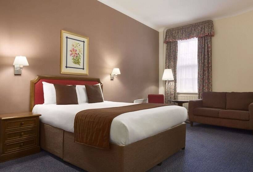 Номер Superior, Ramada By Wyndham Crawley Gatwick