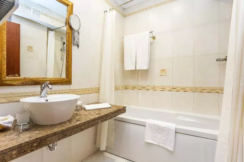 اتاق استاندارد با چشم‌انداز استخر, Romance Hotel And Family Suites