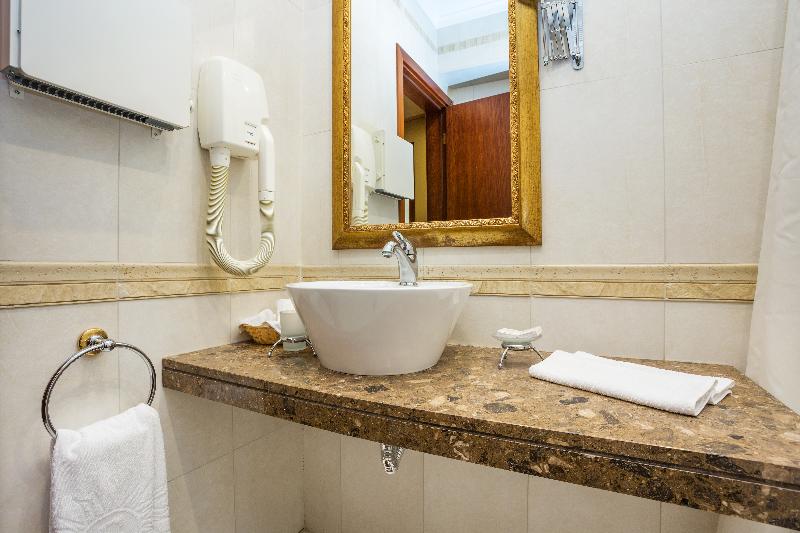 可看到停车场的标准间, Romance Hotel And Family Suites