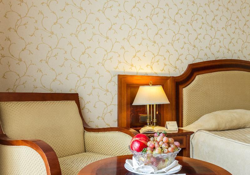 可看到停车场的标准间, Romance Hotel And Family Suites