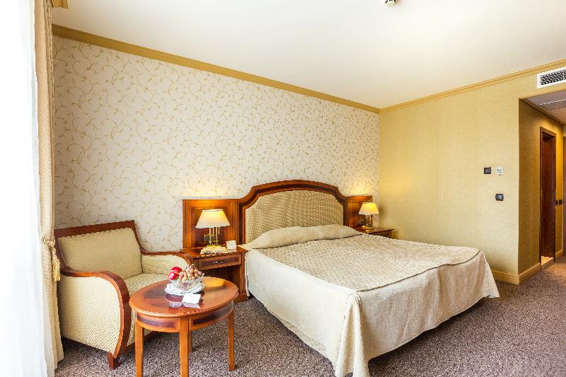 可看到停车场的标准间, Romance Hotel And Family Suites