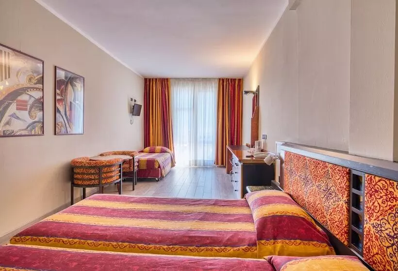 Economy Triple Room, Cristina