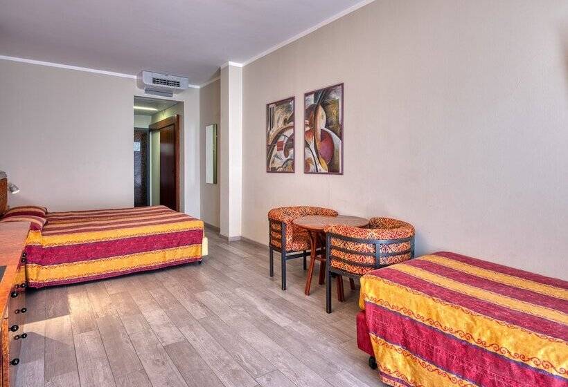 חדר אקונומי לשלושה, Cristina