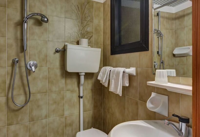 חדר אקונומי לשלושה, Cristina