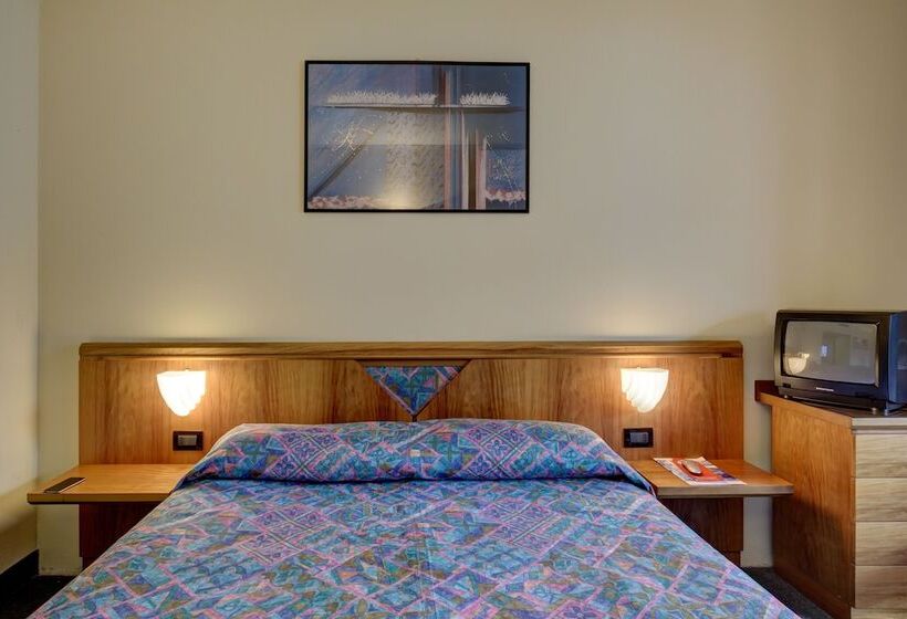 חדר אקונומי לשלושה, Cristina