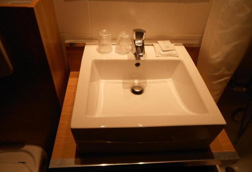 اتاق استاندارد سه نفره, Jill Hotel Brussels