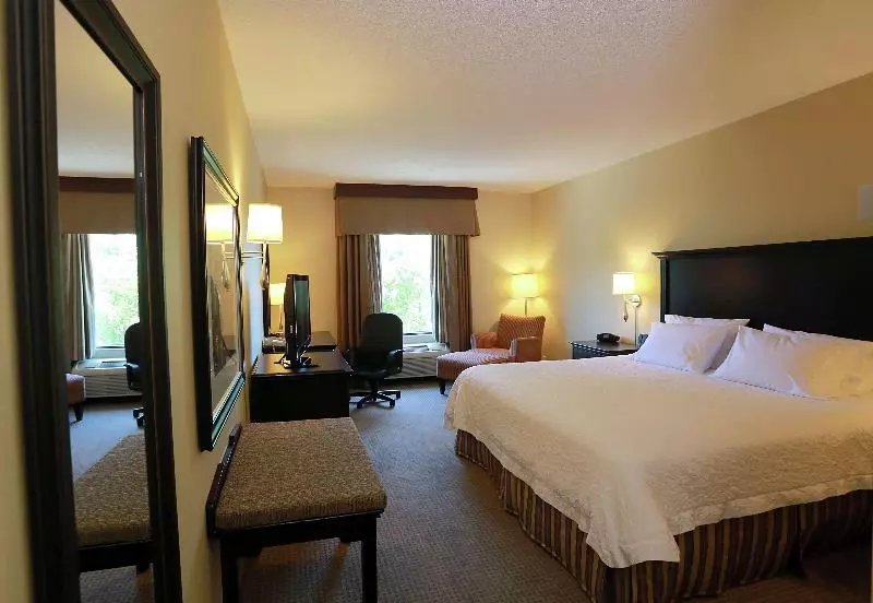 キングサイズベッドのスタンダードルーム, Hampton Inn & Suites By Hilton Laval