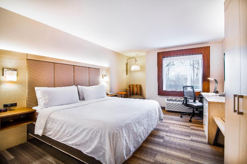 带大床的套房, Holiday Inn Express & Suites Langley, An Ihg