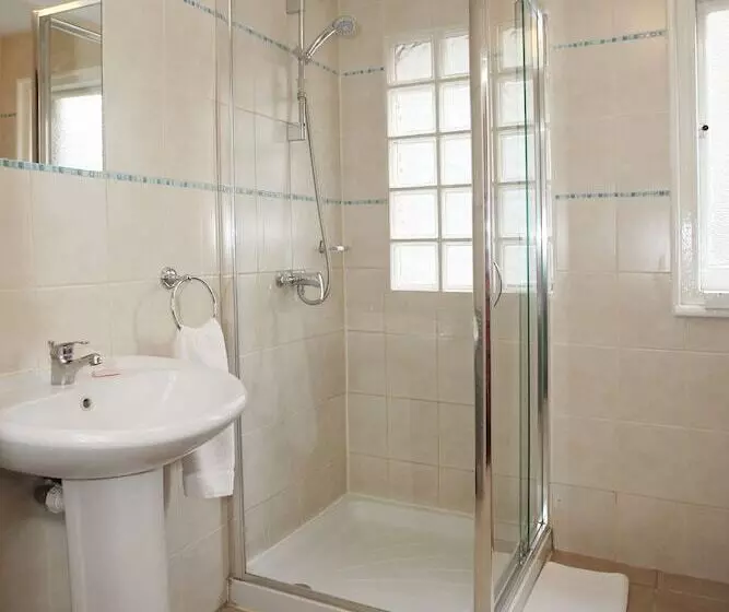 اتاق استاندارد با سرویس بهداشتی مشترک, St. Athans