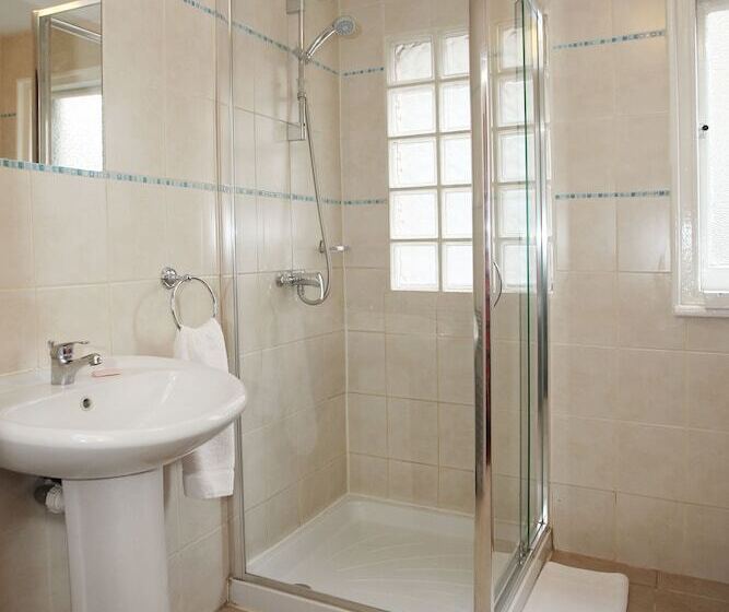 غرفة قياسية فردية حمام مشترك, St. Athans