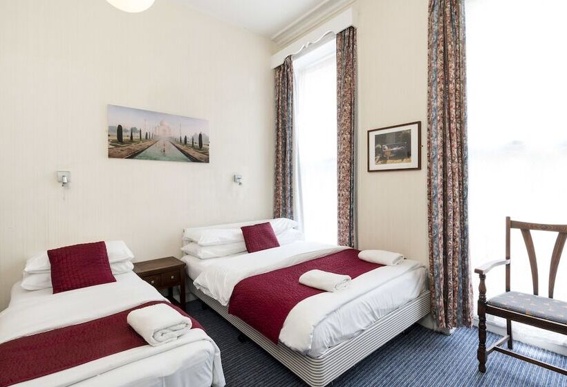 غرفة قياسية ثلاثية, St. Athans