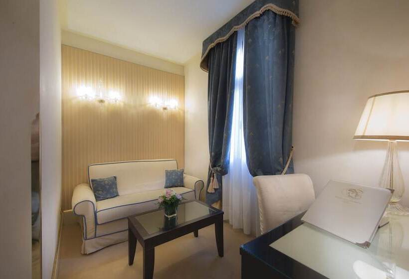 Junior Suite, A La Commedia