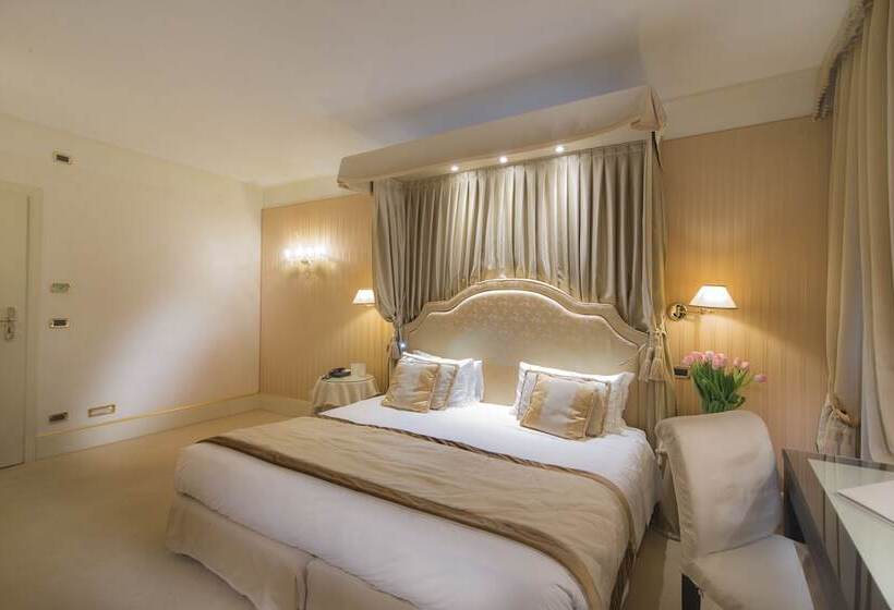 Junior Suite, A La Commedia