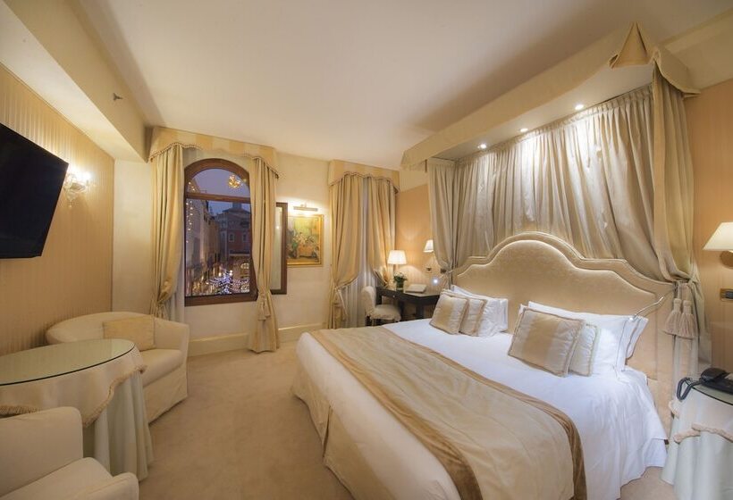 Deluxe Room, A La Commedia