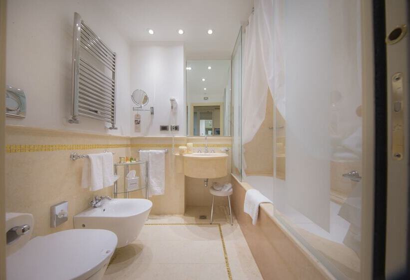 Deluxe Suite, A La Commedia