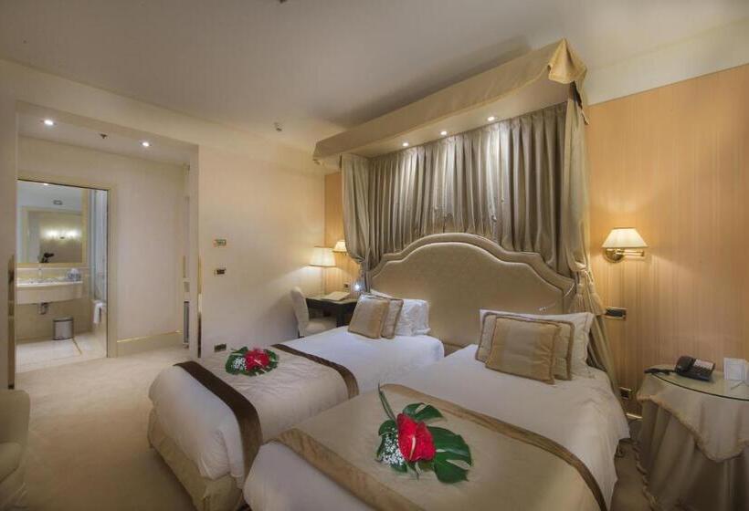 Junior Suite, A La Commedia